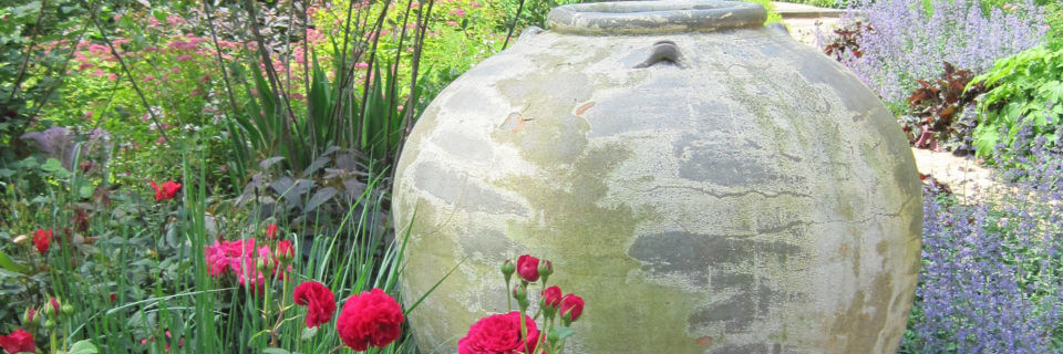 Flower pots add endless
possibilities for seasonal color.
